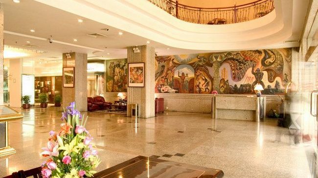 Golden Dragon Hotel Kunming Beltér fotó